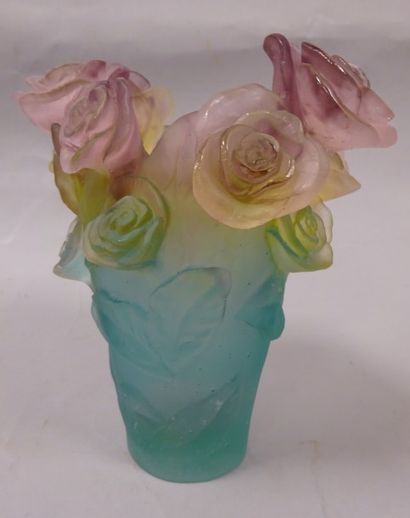 DAUM FRANCE Vase en pâte de verre à décor de roses en relief de couleur vert et rose....