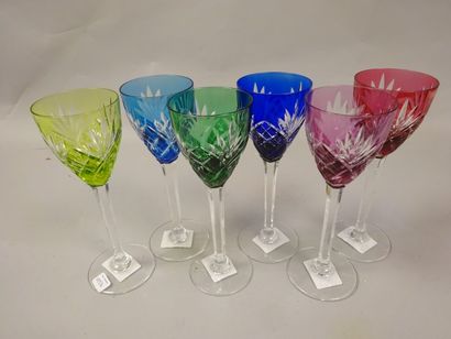 SAINT LOUIS Ensemble de six verres de couleurs sur pied en cristal doublé à décor...