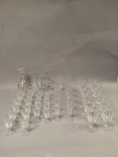 BACCARAT Partie de service de verres en cristal comprenant: 

- 12 verres à vin,...