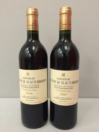 null Château LA TOUR HAUT-BRION

2 bouteilles, 1993.

Niveau légèrement bas.

Etiquettes...