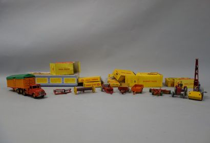 null Lot comprenant : 

DINKY TOYS, Made in France et Made in England

Ensemble d'accessoires...