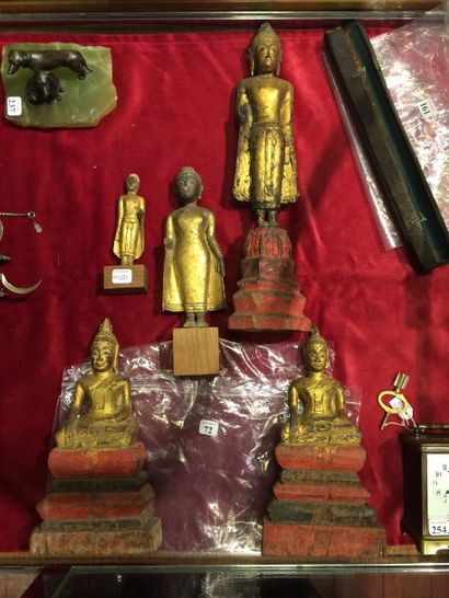 null Lot de bouddhas en bois sculpté polychrome.