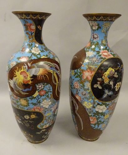 null JAPON
Paire de vases balustres à col légèrement évasé en bronze à décor en émaux...