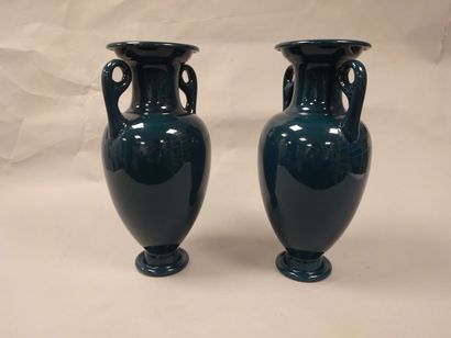 null SEVRES 

Paire de vases de forme ovoïde à deux petites anses en porcelaine bleu...