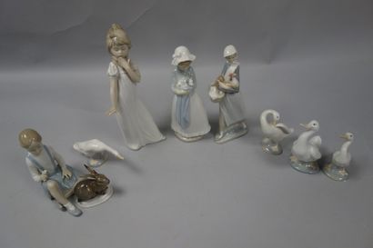 LLADRO Ensemble de huit sujets en porcelaine comprenant des figures féminines et...