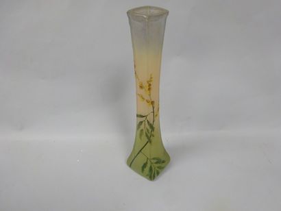 LEGRAS Vase soliflore à base carrée légèrement évasé en verre à décor en camée dégagé...