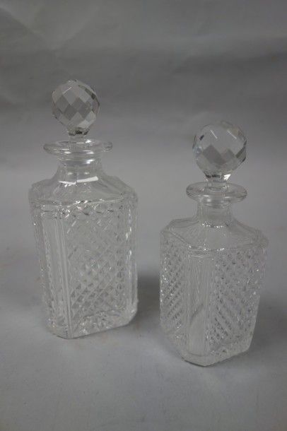 null Deux flacons de toilette en cristal taillé à décor de pointes de diamants.

H....