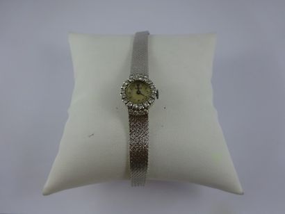 GEMARI Bracelet de montre de dame en or blanc (750).

Le cadran rond, la lunette...