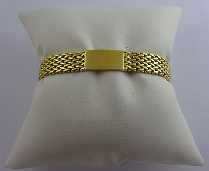 null Bracelet en or jaune (750) à maille tressée présentant une plaque centrale,...