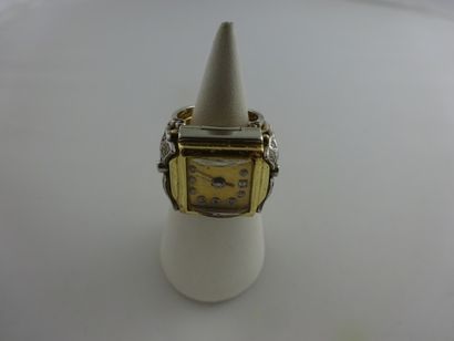 Bague formant montre Importante chevalière formant montre en or jaune (585) et platine...