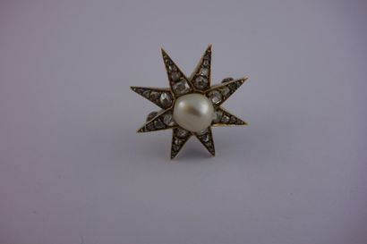 null Broche Etoile en or jaune (750) centrée d'une perle de forme baroque dans un...