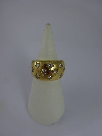null Bague jonc en or jaune (750) ornée de dix diamants de taille brillant moderne...