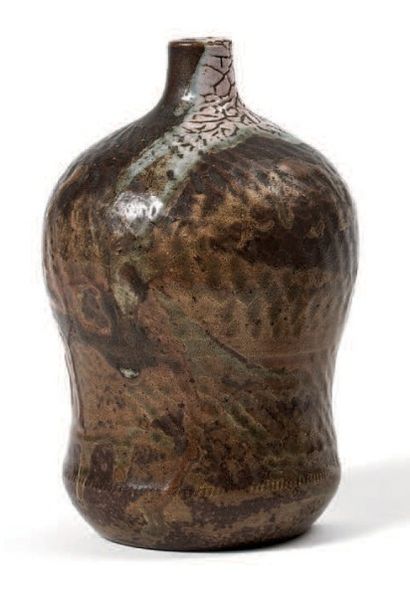 Jean Joseph Marie CARRIÈS (1855-1894) 
Vase de forme coloquinte à petit col resserré...