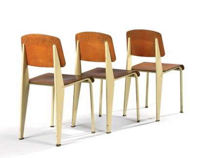 Jean PROUVÉ (1901-1984) 
Suite de trois chaises “Standard”.
Tôle d'acier, bois multiplis.
Ateliers...