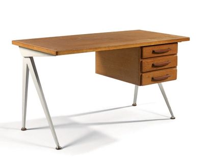 Jean PROUVÉ (1901-1984) 
Bureau “Compas”.
Plateau rectangulaire et caisson latéral...