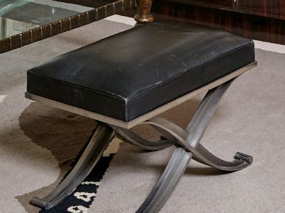 D'après un modèle de Raymond SUBES Tabouret «ixe» en acier retenant une assise rectangulaire...