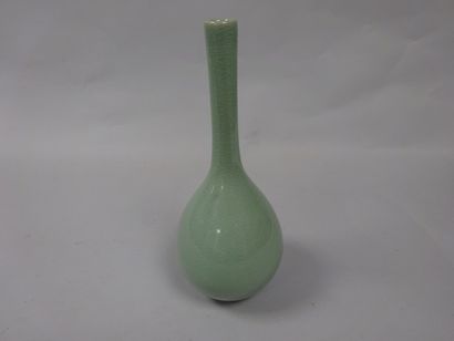 null COREE

Vase ovoïde à long col en porcelaine émaillée céladon craquelé.

XXème...