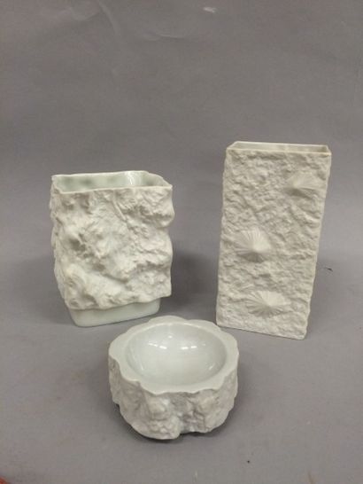 null ALLEMAGNE 

Lot en porcelaine blanche : 

- deux vases à section rectangulaire...