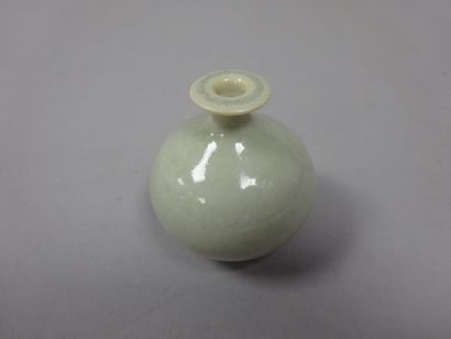 Robert DEBLANDER (1924 - 2010) 

Petit vase boule soliflore en porcelaine émaillée...