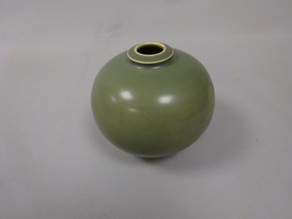 Daniel DE MONTMOLLIN (1921) 
Vase boule en porcelaine émaillée vert.
Signé en creux.
H....