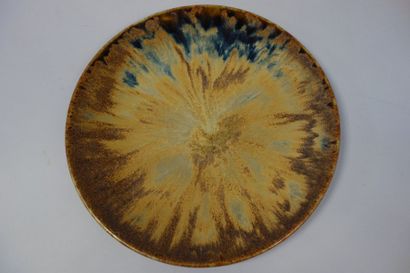 AUGUSTE DELAHERCHE (1857-1940) 

Assiette circulaire en grès émaillé à décor de coulures...