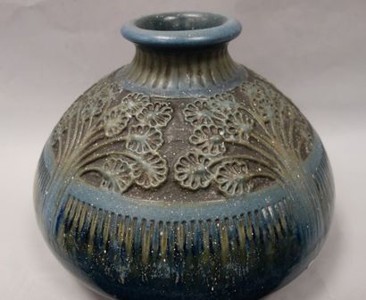 Joseph MOUGIN (1876-1961) 

Vase boule en grès émaillé bleu à décor de fleurs stylisées....