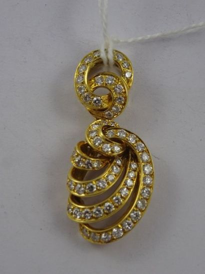 null Pendentif ajouré articulé en or jaune (750) à volutes ornées de diamants de...