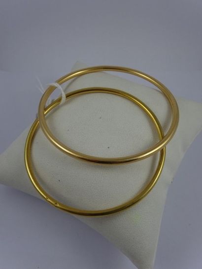 null Deux bracelets joncs en or jaune (750) 

Poids net : 42 g.

Diam : 6,5 et 7...