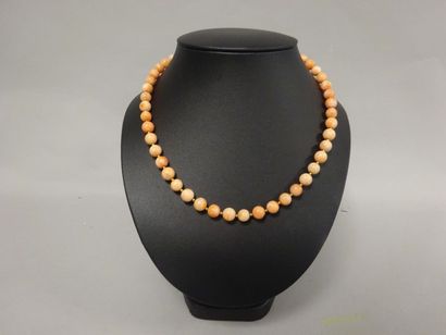 null Collier de perles de corail peau d'ange alternées de perles en or jaune (750)....