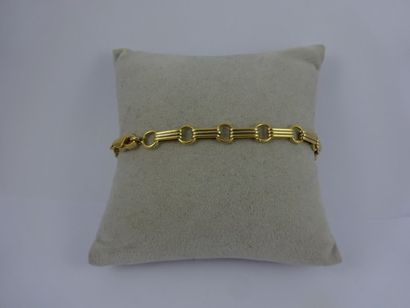 null Bracelet en or jaune (750) composé d'anneaux et de maillons ovales alternés....