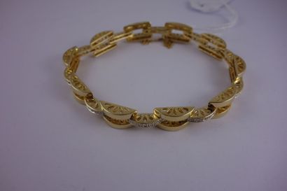 null Bracelet articulé à maillons jumelés semi circulaires en or jaune (750) alternés...