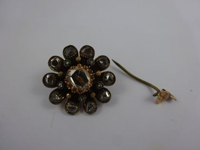 null Débris de broche "fleur" en or jaune (750) et argent (925) ornée de diamants...