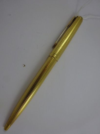 PARKER Stylo bille en or jaune (750) à décor de stries. 

Poids brut : 26,0 g.