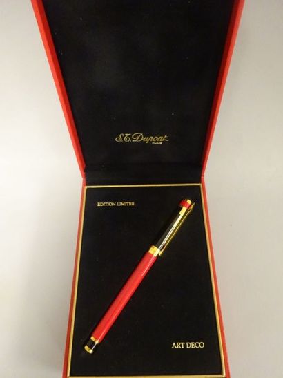 S. T. DUPONT, Art Déco 1996 Stylo plume en laque de Chine noir et rouge, et attributs...