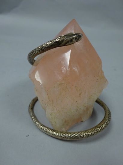 null Presse-papier formé d'un cristal de quartz rose enlacé par un serpent en argent...