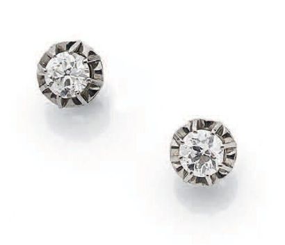 null Paire de clous d'oreille en or gris (750) et platine (950) ornées d'un diamant...