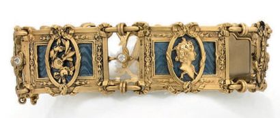 null Bracelet articulé en or jaune (750) composé de quatre plaques incurvées à décor...
