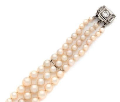 null Bracelet à trois rangs de perles de culture blanches, disposées en chute, le...