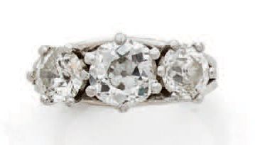 null Bague en platine (950) ornée de trois diamants de taille ancienne en serti griffes,...