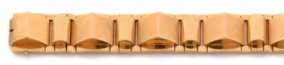 null Bracelet tank ajouré articulé en or jaune (750) formé de cinq motifs à double...