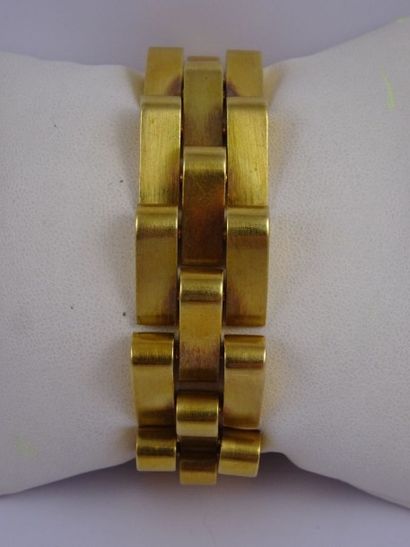 null Bracelet ruban de type Tank en or jaune (750) formé de trois rangs de maillons...