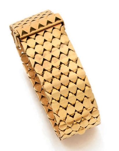 null Bracelet ruban en or jaune (750) à maillons plats losangiques articulés.
Fermoir...