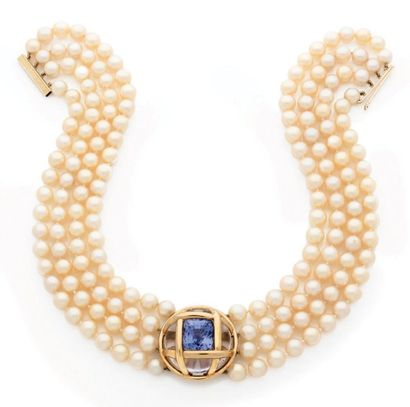 JAR Paris 
Collier ras de cou composé de quatre rangs de perles de culture blanches...