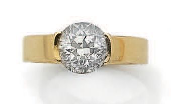 null Bague solitaire en or jaune (750) à anneau plat centré d'un diamant de taille...