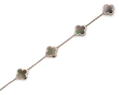 VAN CLEEF & ARPELS 
Alhambra
Bracelet en or gris (750) composé d'une chaîne maille...