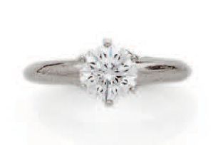 TIFFANY & CO 
Bague solitaire en platine (950) ornée d'un diamant de taille brillant...