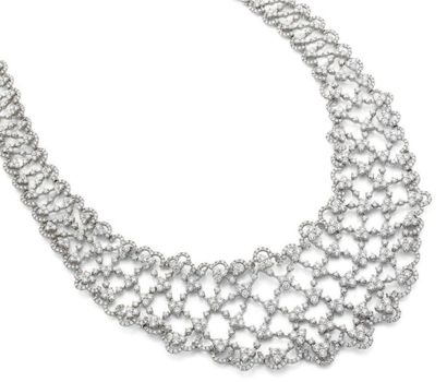 CHOPARD 
Élégant collier articulé en or gris 750 millièmes formant un motif de draperie...