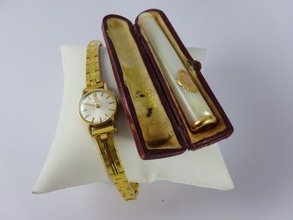 OME ou Anonyme 
Montre bracelet de dame
Boîtier circulaire en or jaune (750).
Cadran...