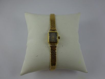 null Une montre bracelet de dame en or jaune (750),

boîtier rectangulaire, mouvement...