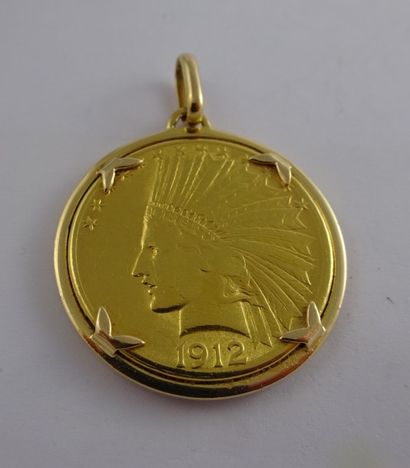 ETATS-UNIS Une pièce de 10 dollars or, 1927.
Montée en pendentif or jaune (750).